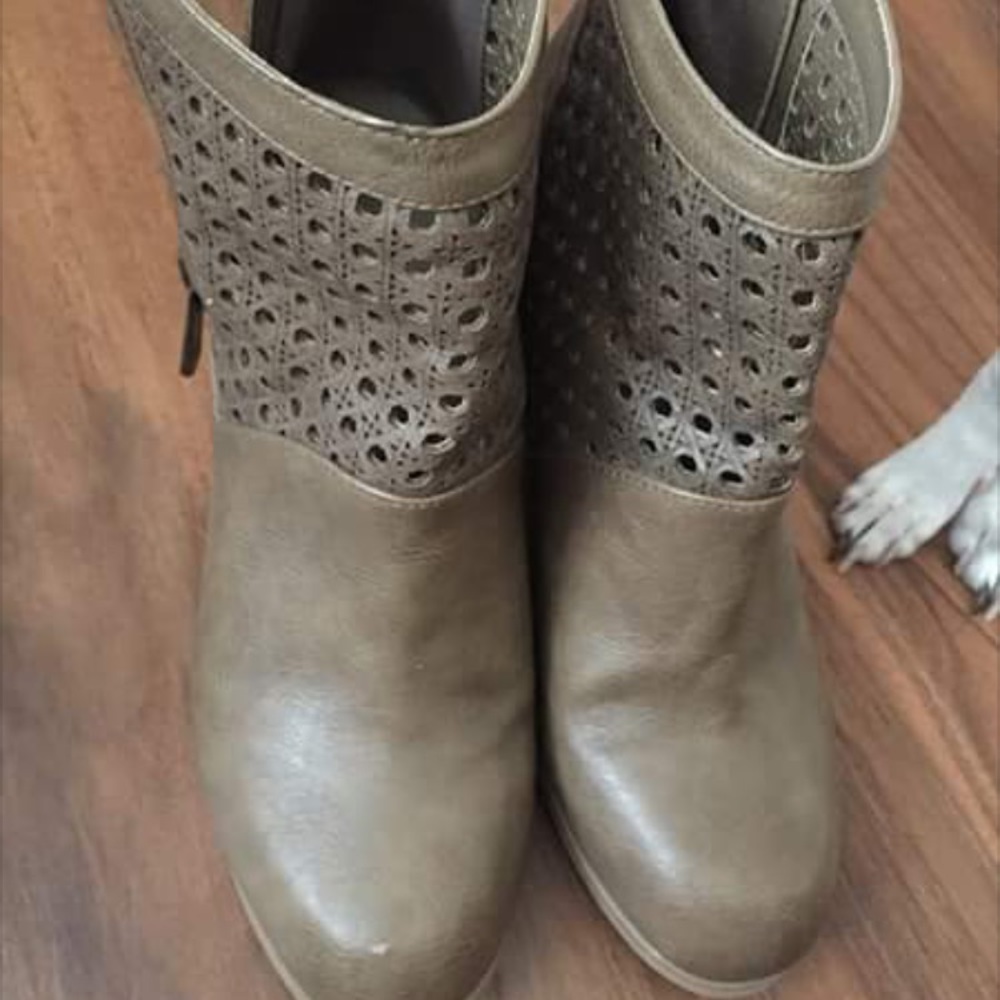 Stylish Booties - Picture 2 of 2